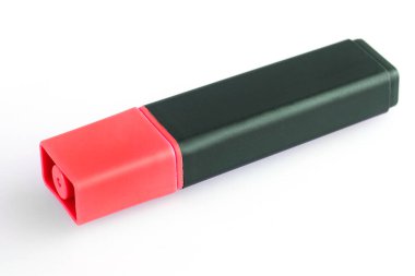 beyaz arkaplanda izole edilmiş kırmızı kapalı işaretleyici