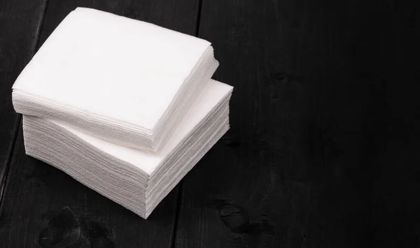 Witte papieren servetten op houten ondergrond Close up — Stockfoto