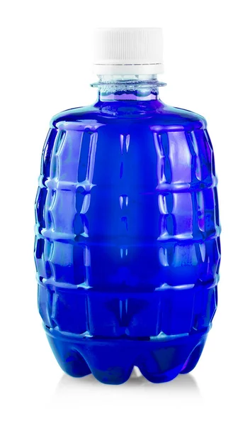 하얀 배경에 플라스틱 병을 넣은 푸른 음료를 클로즈업하는 모습 — 스톡 사진
