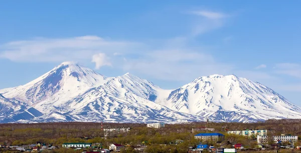El volcán Avachinsky domina la ciudad de Petropavlovsk-Kamchatsky en la península de Kamchatka — Foto de Stock