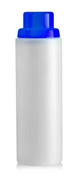 A garrafa de plástico branco com uma tampa azul sobre fundo branco — Fotografia de Stock