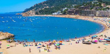 Tossa de Mar 'daki plajın panaramik manzarası, Costa Brava, İspanya