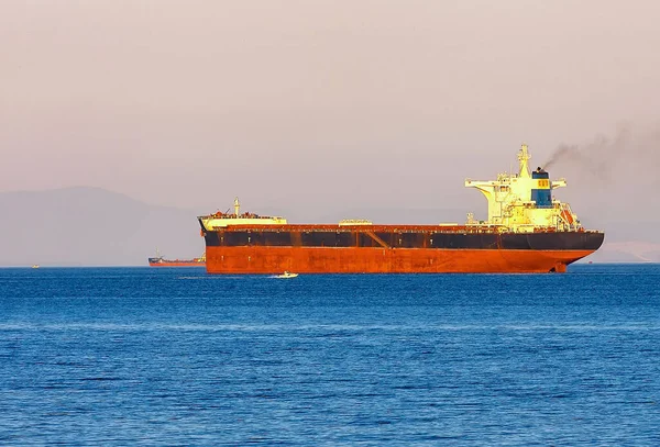 Empty container freighter ship waiting on Vladivostok, Russia — Stock Photo, Image