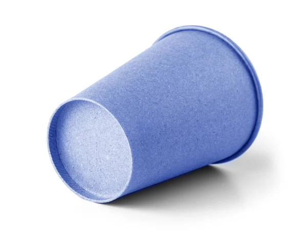 Close up μπλε άδειο φλιτζάνι καφέ χαρτί σε λευκό φόντο — Φωτογραφία Αρχείου