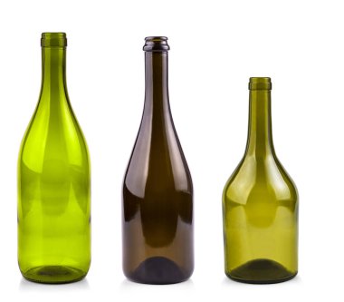 Beyaz arka planda izole edilmiş boş şarap şişeleri.