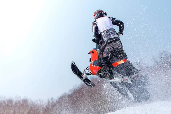 Motoneige en saut en hauteur au-dessus de la piste. Concentration sélective — Photo