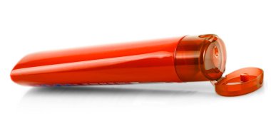 Beyaz arka planda izole edilmiş, şampuanlı veya hijyenik kozmetik ürünü olan plastik şişe.