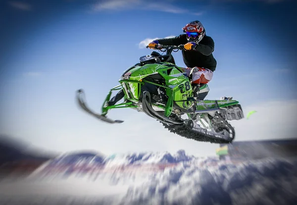 The snowmobile rider jumping through snow. Close up — Stock Photo, Image