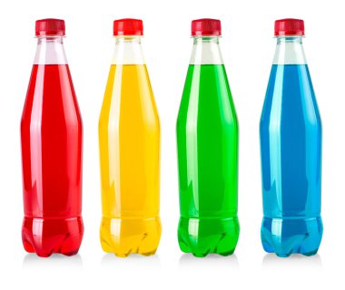 Beyaz zemin üzerinde kırmızı limonata bulunan plastik şişe seti.