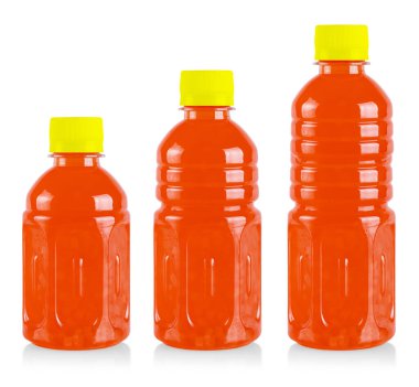 Beyaz arka planda izole edilmiş plastik bir kapta kırmızı meyve suyu..