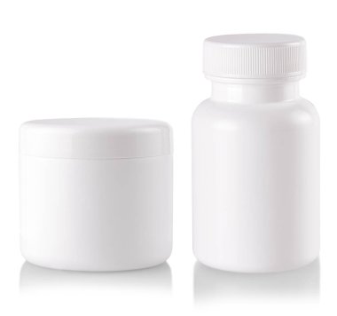 Beyaz arkaplanda izole edilmiş kapaklı boş paket