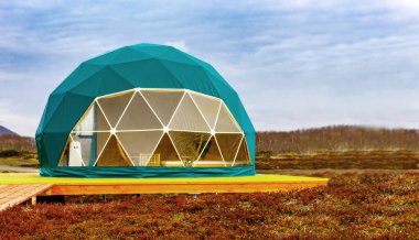 Yeşil geodome çadırı. Rahat, kamp, glamping, tatil, tatil yaşam tarzı konsepti.