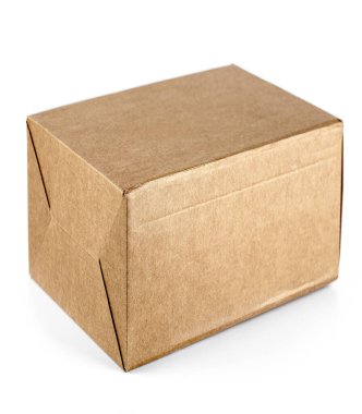 Beyaz arkaplan üzerindeki karton kutunun seçmeli odak noktası