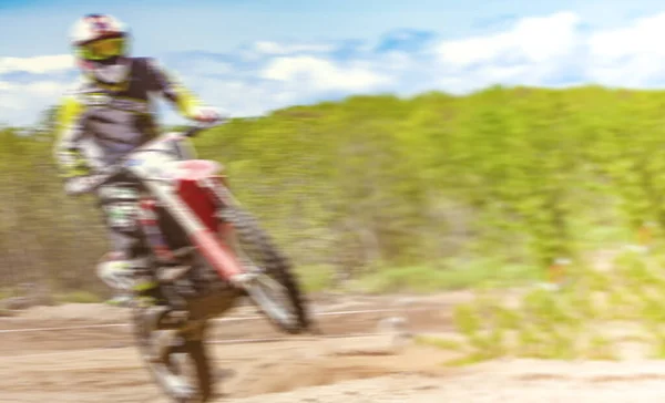 Az elmosódott Motocross motorosok trükköket gyakorolnak a krosszmotorjukon egy napos napon Kamcsatkában. — Stock Fotó