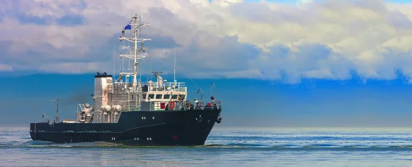 Piccola Nave Mare Blu Vicino Alla Costa — Foto Stock