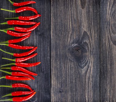 Ahşap yüzeyde baharatlı kırmızı biber manzarası. Seçici odak