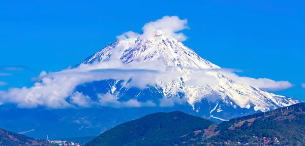 Panoramiczny Widok Miasto Petropavlovsk Kamchatsky Wulkany Koryaksky Wulkan Avacha Wulkan — Zdjęcie stockowe