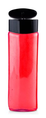 Beyaz arka planda kırmızı şampuan şişesi.