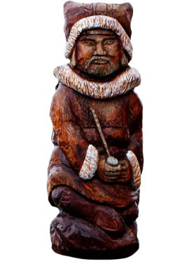 Beyaz arkaplanda Koryak 'ın ahşap heykeli.