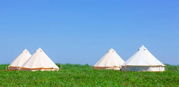 Glamping maison dans la nature. Ciel bleu et herbe verte. — Photo