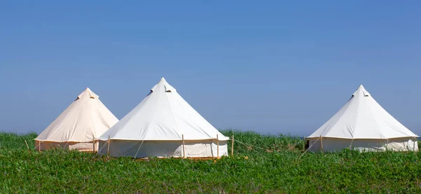 Glamping maison dans la nature. Ciel bleu et herbe verte. — Photo