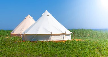 Doğadaki glamping evi. Mavi gökyüzü yeşil çimenler buldu.
