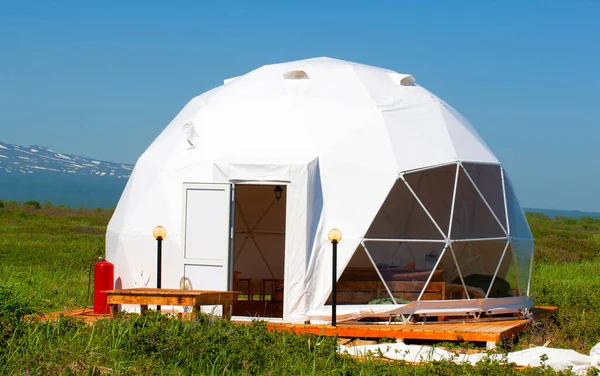 Tienda de geodome blanco. Acogedor glamping, vacaciones, vacaciones concepto de estilo de vida. — Foto de Stock