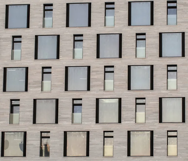 Ventanas en un edificio de apartamentos como una textura —  Fotos de Stock