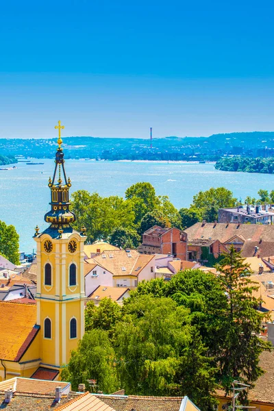 Sırbistan 'ın Belgrad kentindeki kilise kulesiyle Zemun' un panoramik manzarası