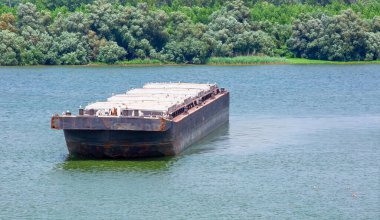 Mavna nehirde kargo taşıyor. Seçici odak