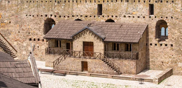 Интерьер старой отреставрированной Смедеревской крепости, Сербия — стоковое фото