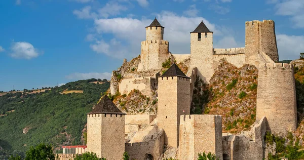 Antigua fortaleza del castillo en el río Golubac, Serbia. Enfoque selectivo — Foto de Stock
