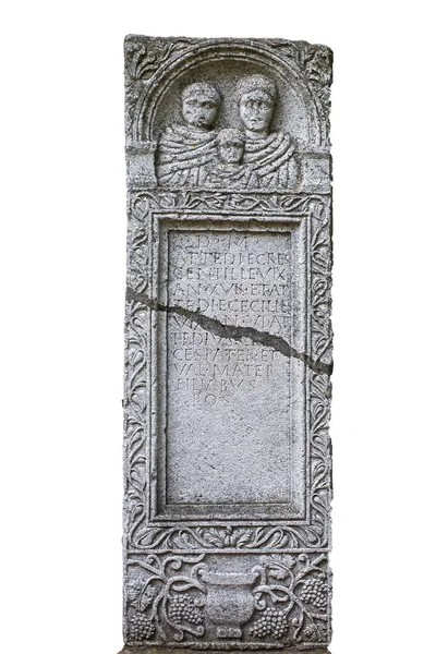 Alte römische Grabsteine mit Reliefs aus Nis, Serbien. Isoliert — Stockfoto