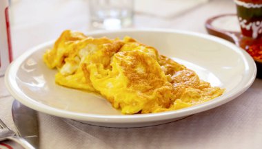 Beyaz tabakta nefis taze omlet. Seçici odak