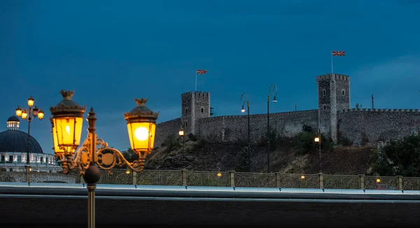 Cidade noite castelo Skopje na Macedônia à noite e lâmpada de rua. Foco seletivo — Fotografia de Stock