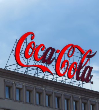 Binadaki kırmızı Coca Cola damgası.