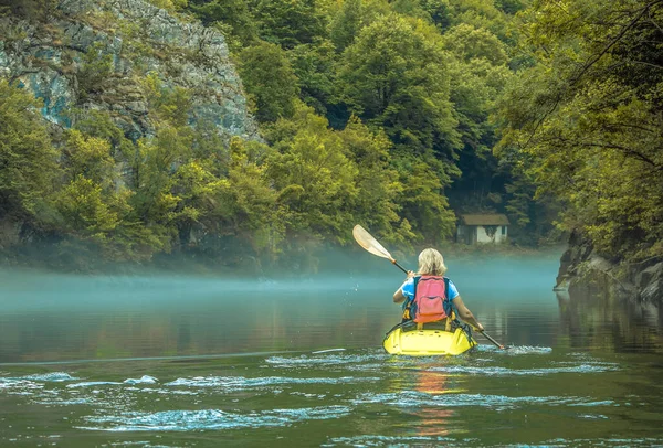 Woman Kayak Fog Mountain Lake — Stock Photo, Image