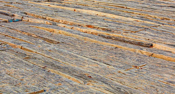 Sfondo di una vecchia stanza di legno naturale con trama del pavimento disordinato e grungy all'interno vuoto trascurato — Foto Stock