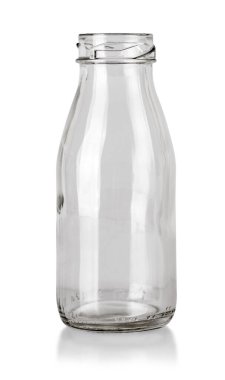 Beyaz arkaplanda izole edilmiş boş şeffaf şişe