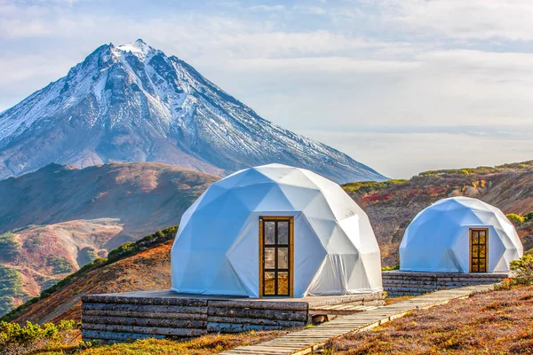 Glamping evi ve volkan, kırsal alan, Kamçatka yarımadasındaki çadır evler. Seçici odak.