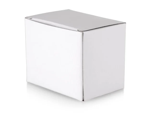 Caja blanca sobre fondo blanco con ruta de recorte —  Fotos de Stock