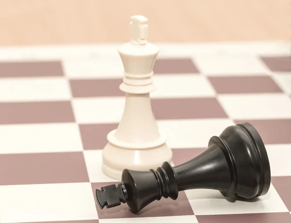 Πιόνια σκακιού το λευκό βασιλιά και πεσμένα μαύρο βασιλιά — Φωτογραφία Αρχείου