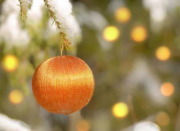 Topları bir Noel kürk-ağaç üzerinde — Stok fotoğraf