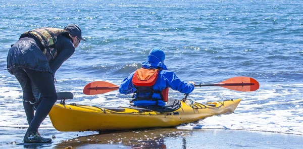 Kayakers na costa de areia do oceano Pacífico — Fotografia de Stock