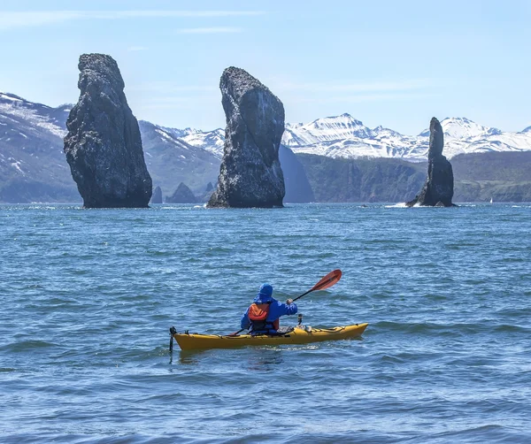 Kayakers on sand coast of Pacific ocean — Stock Photo, Image