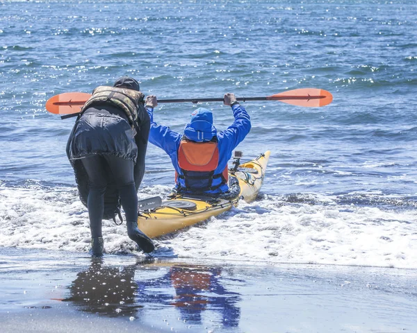 Kajakáři na písku pobřeží Tichého oceánu — Stock fotografie