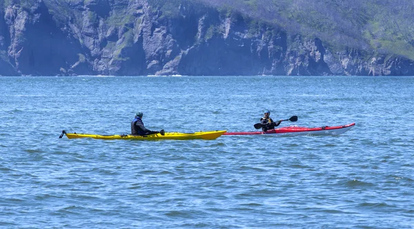 Kayakers sulla costa di sabbia dell'oceano Pacifico — Foto Stock