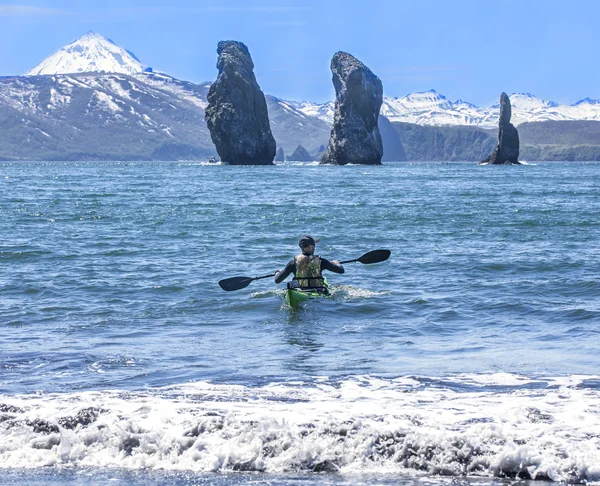 Kayakers op zand kust van de Stille Oceaan — Stockfoto