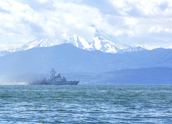 Navire militaire russe contre le volcan Viljuchinsky — Photo