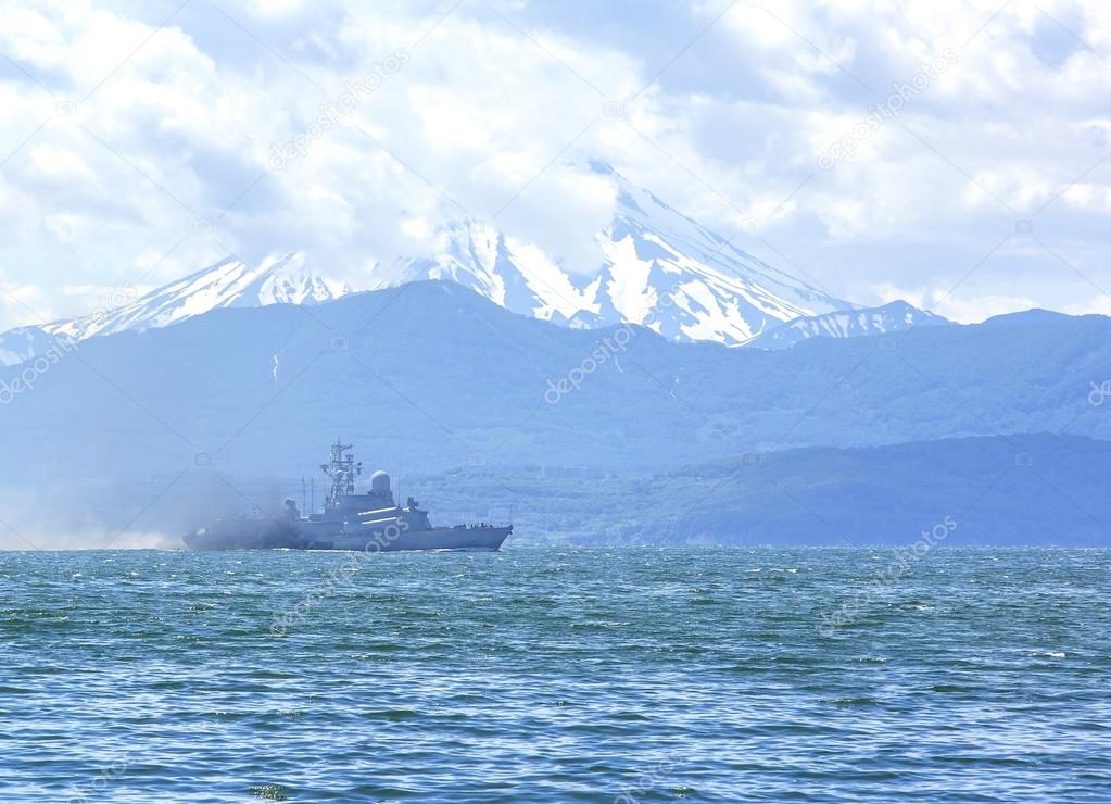 Russian military ship against the Viljuchinsky volcano 